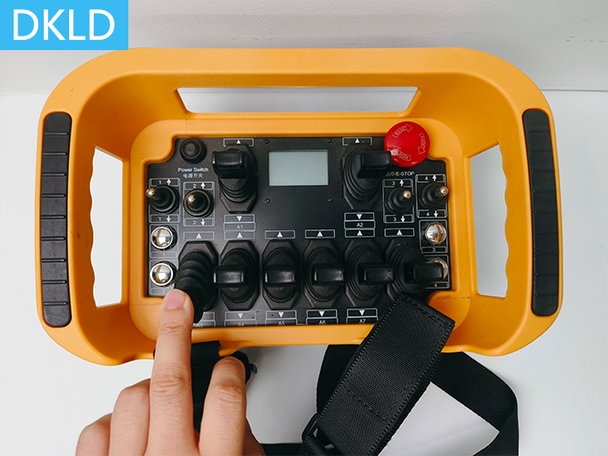 8個(gè)搖桿牽引機(jī)車遙控器